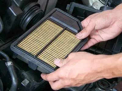 Cara Mengganti Filter Udara - Sangat Mudah - Engine Stories Mechanic replaces a car air filter in the engine bay for improved vehicle performance.