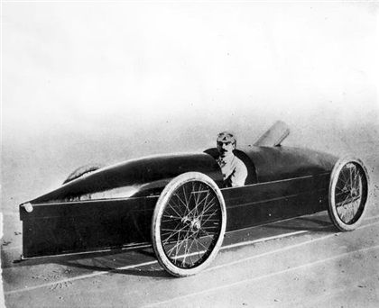 Stanley _Rocket_ Steam Car 1906_ Паровой рекордный болид - Блог - Engine Stories Vintage race car with large wheels and driver, showcasing early automotive design. Black and white historic photograph.
