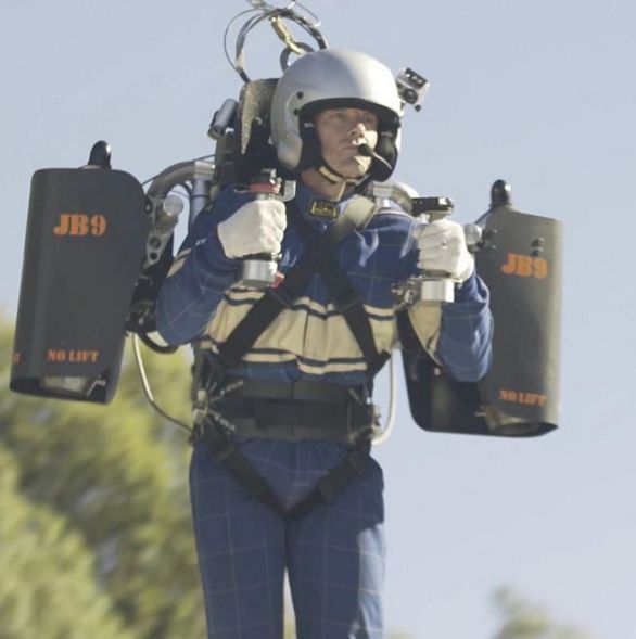 YES Finalmente um jetpack decente Meio Bit - Engine Stories Person flying with a jetpack in daylight, wearing a helmet and blue suit, showcasing modern personal flight technology.